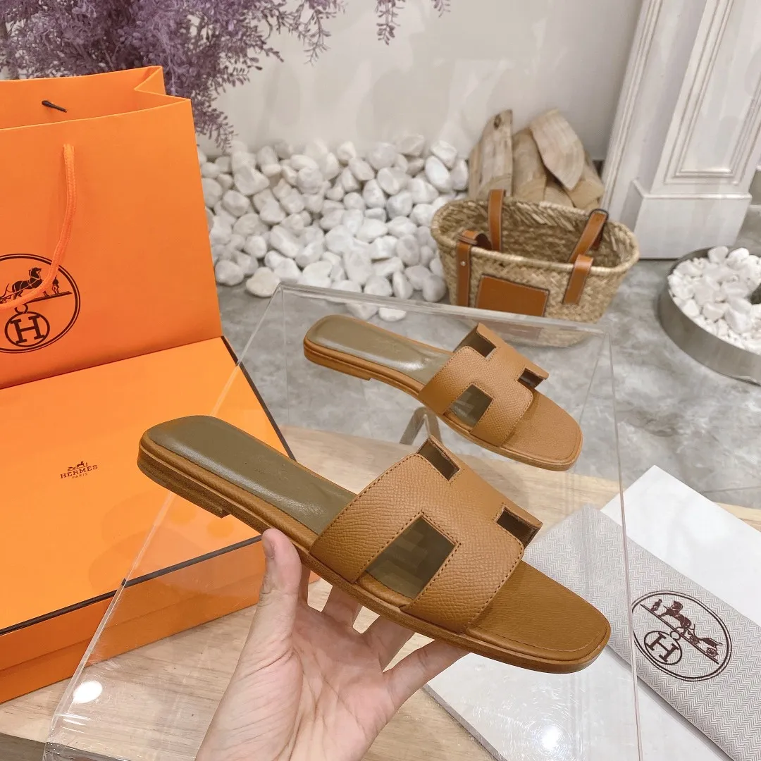 👟👟Ex-factory price 300👟👟 Genuine leather sole +40 🦄Hermès "Palm Print" has added new color sandals, "Year-round shipment" with three-dimensional concave and convex feeling on the classic "H" upper... It is a must-have item in your wardrobe, and it is magically versatile in this summer! This model fully demonstrates the classic Hermès style "palm print". Classic calfskin material ~ imported sheepskin. Lining 🐎Size: 34~42. Heel height ② type: low heel 1.5cm. Medium heel 4.5cm. Genuine leather sole +40 rubber sole.